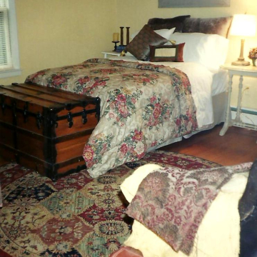 Traditional Guestroom 